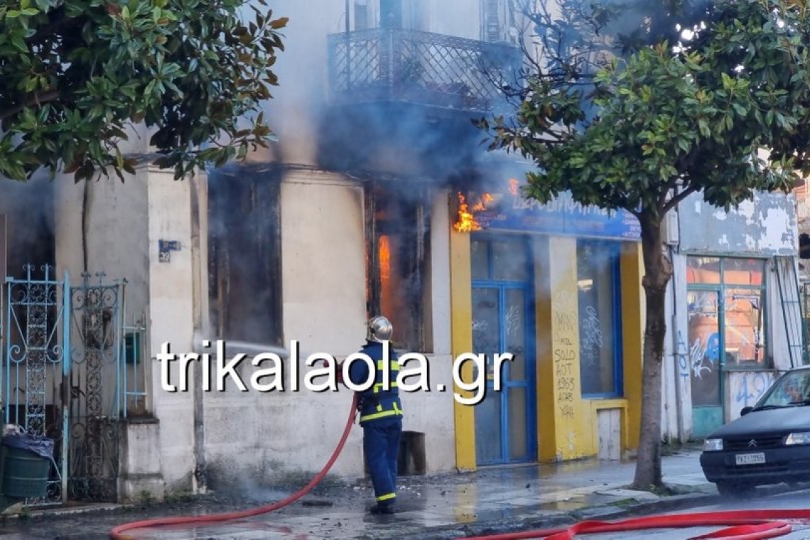 Σπίτι καταστράφηκε από πυρκαγιά στα Τρίκαλα, διασώθηκε ηλικιωμένη